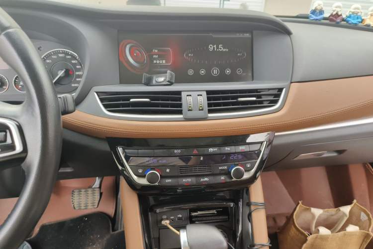 Used BORGWARD BX7 2016 28T Two-Wheel Drive Luxury Version 5 Seats Audio And AC Panel