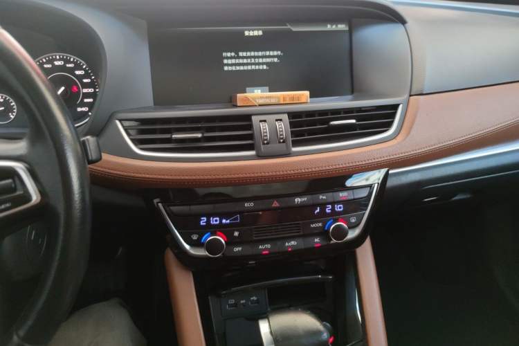 Used BORGWARD BX7 2016 28T Two-Wheel Drive Luxury Version 5 Seats Audio And AC Panel