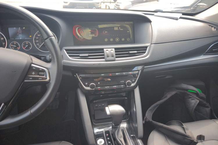 Used BORGWARD BX7 2016 28T Two-Wheel Drive Luxury Version 5 Seats Audio And AC Panel