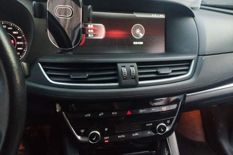 Used BORGWARD BX7 2016 28T Four-Wheel Drive Flagship Version 5 Seats Audio And AC Panel