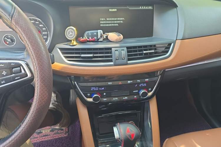 Used BORGWARD BX7 2016 28T Two-Wheel Drive Luxury Version 5 Seats Audio And AC Panel