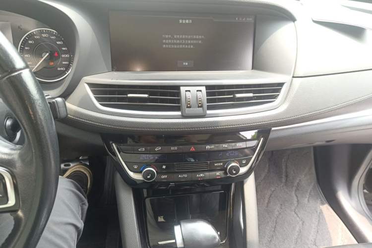 Used BORGWARD BX7 2016 28T Four-Wheel Drive Flagship Version 5 Seats Audio And AC Panel