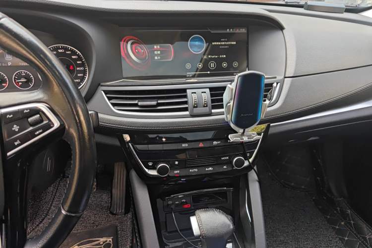Used BORGWARD BX7 2016 28T Two-Wheel Drive Luxury Version 5 Seats Audio And AC Panel