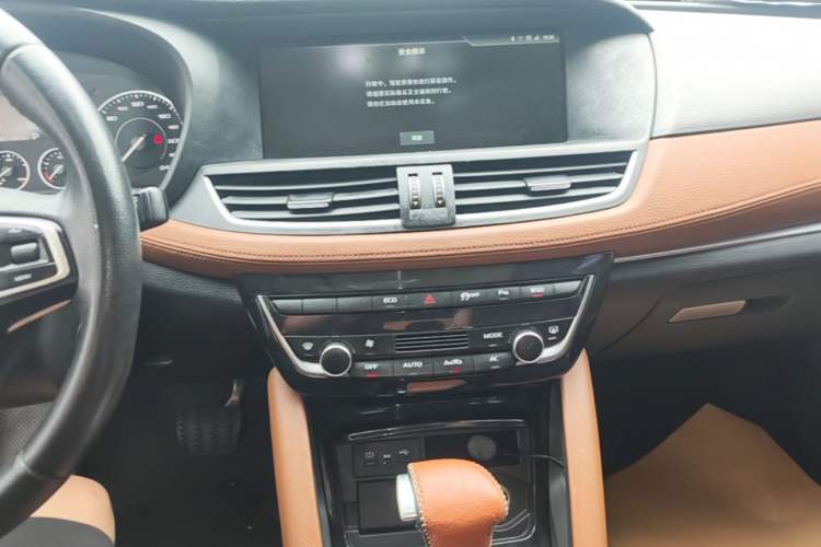 Used BORGWARD BX7 2016 28T Two-Wheel Drive Luxury Version 5 Seats Audio And AC Panel