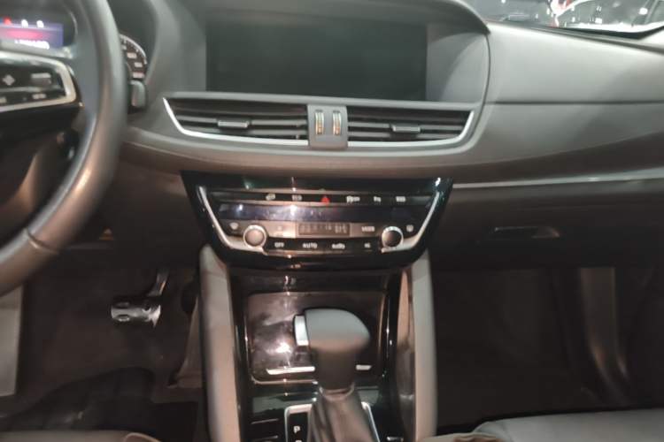 Used BORGWARD BX7 2016 28T Four-wheel Drive Luxury Edition 5 Seats Audio And AC Panel