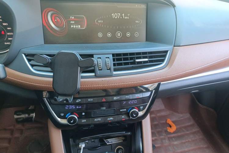 Used BORGWARD BX7 2016 28T Four-Wheel Drive Flagship Version 5 Seats Audio And AC Panel