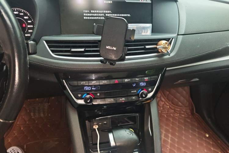 Used BORGWARD BX7 2016 28T Four-Wheel Drive Flagship Version 5 Seats Audio And AC Panel