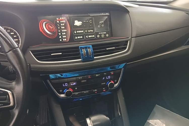 Used BORGWARD BX7 2016 28T Two-Wheel Drive Luxury Version 5 Seats Audio And AC Panel