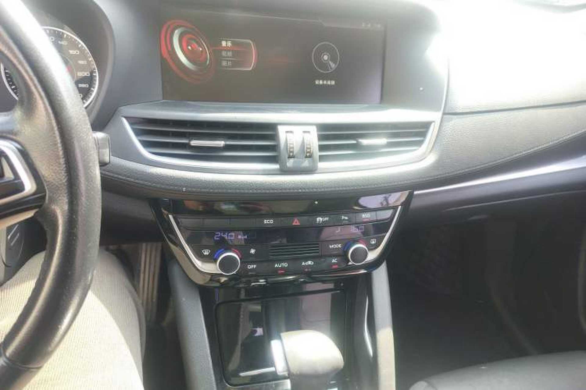 Used BORGWARD BX7 2016 28T Two-Wheel Drive Luxury Version 5 Seats Audio And AC Panel