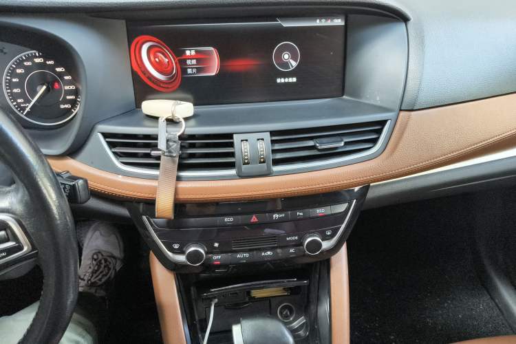 Used BORGWARD BX7 2016 28T Two-Wheel Drive Luxury Version 5 Seats Audio And AC Panel