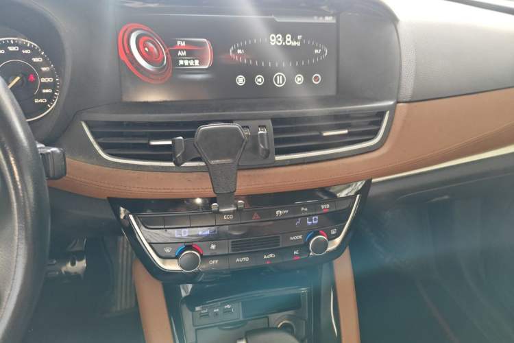 Used BORGWARD BX7 2016 28T Two-Wheel Drive Luxury Version 5 Seats Audio And AC Panel