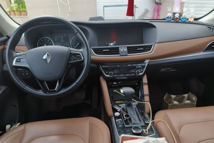 Used BORGWARD BX7 2016 28T Two-Wheel Drive Luxury Version 5 Seats Center Console