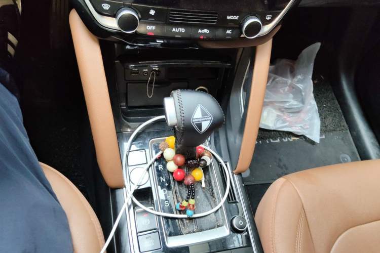 Used BORGWARD BX7 2016 28T Two-Wheel Drive Luxury Version 5 Seats Gear Lever