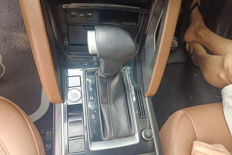 Used BORGWARD BX7 2016 28T Two-Wheel Drive Luxury Version 5 Seats Gear Lever