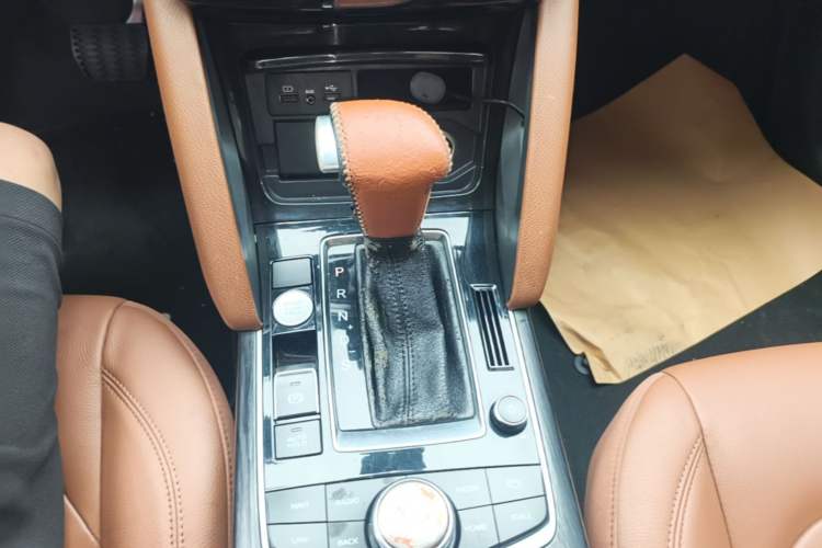 Used BORGWARD BX7 2016 28T Two-Wheel Drive Luxury Version 5 Seats Gear Lever