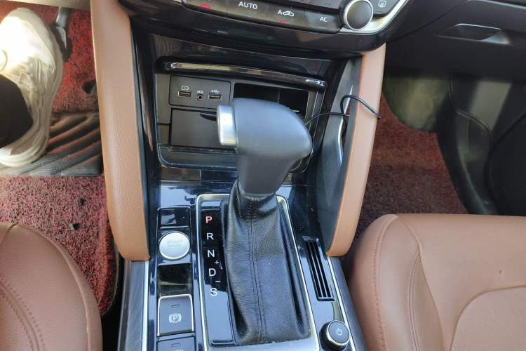 Used BORGWARD BX7 2016 28T Two-Wheel Drive Luxury Version 5 Seats Gear Lever
