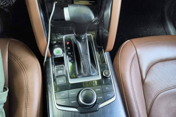 Used BORGWARD BX7 2016 28T Two-Wheel Drive Luxury Version 5 Seats Gear Lever