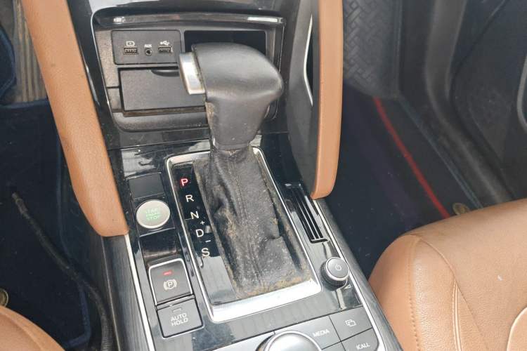 Used BORGWARD BX7 2016 28T Two-Wheel Drive Luxury Version 5 Seats Gear Lever