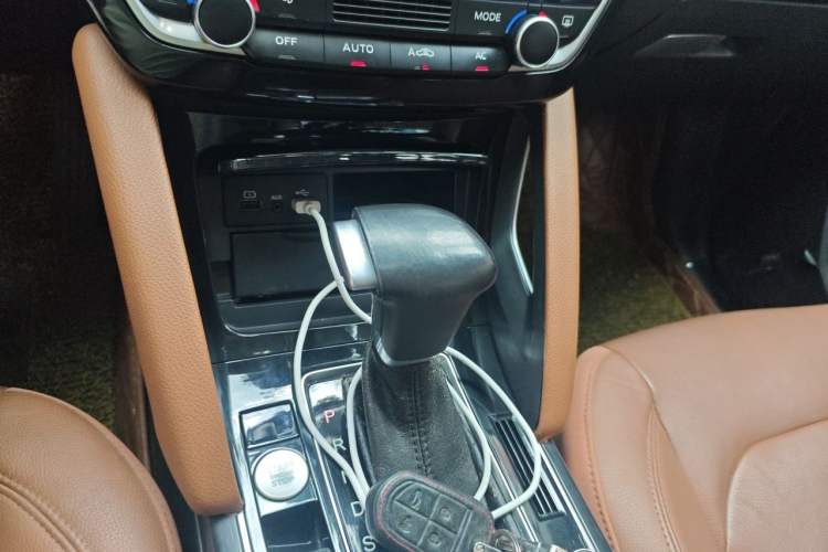 Used BORGWARD BX7 2016 28T Two-Wheel Drive Luxury Version 5 Seats Gear Lever