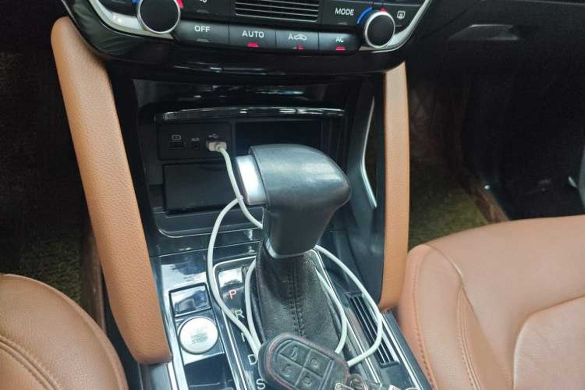 Used BORGWARD BX7 2016 28T Two-Wheel Drive Luxury Version 5 Seats Gear Lever