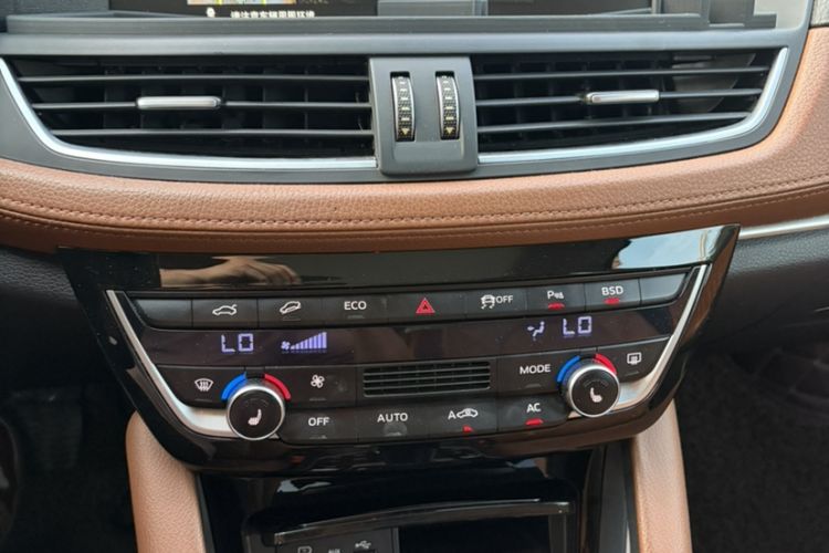 Used BORGWARD BX7 2016 28T Four-Wheel Drive Flagship Version 5 Seats Interior 10