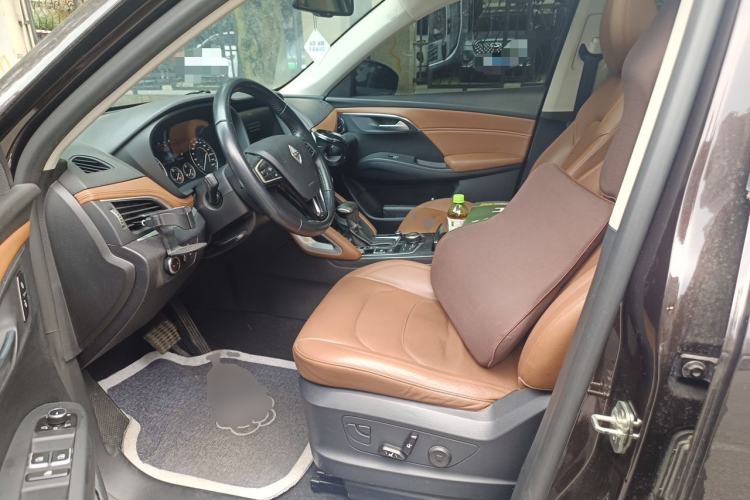 Used BORGWARD BX7 2016 28T Two-Wheel Drive Luxury Version 5 Seats Left Front Seat