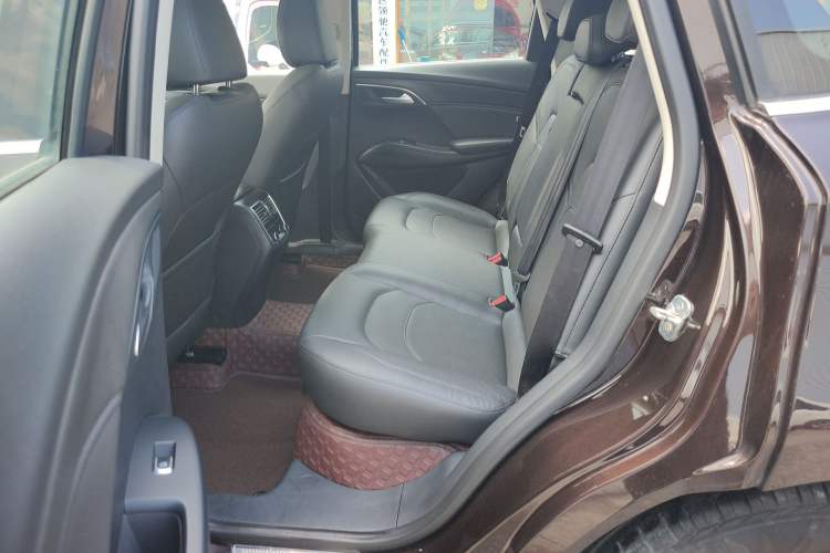 Used BORGWARD BX7 2016 28T Two-Wheel Drive Luxury Version 5 Seats Left Rear Seat