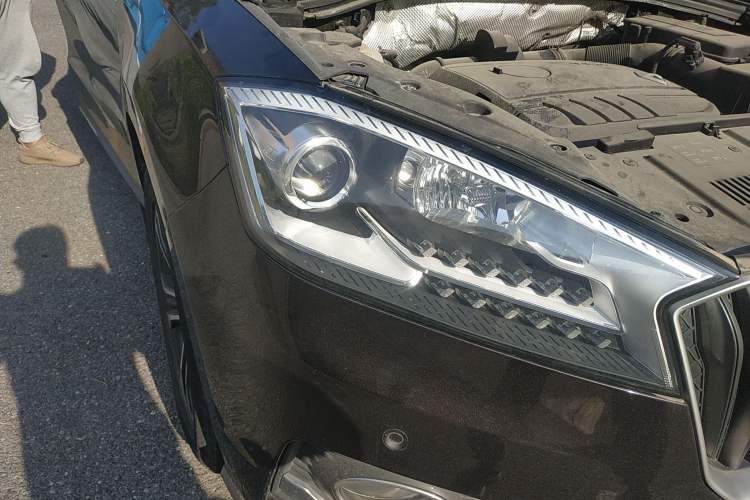 Used BORGWARD BX7 2016 28T Two-Wheel Drive Luxury Version 5 Seats Right Front Headlight