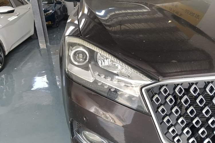 Used BORGWARD BX7 2016 28T Two-Wheel Drive Luxury Version 5 Seats Right Front Headlight