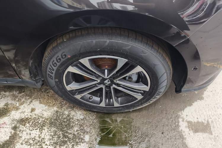 Used BORGWARD BX7 2016 28T Two-Wheel Drive Luxury Version 5 Seats Right Front Wheel Hub