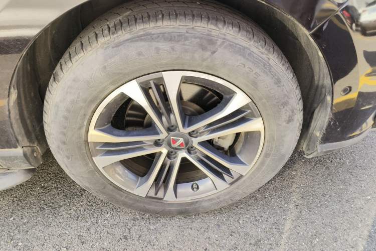 Used BORGWARD BX7 2016 28T Two-Wheel Drive Luxury Version 5 Seats Right Front Wheel Hub