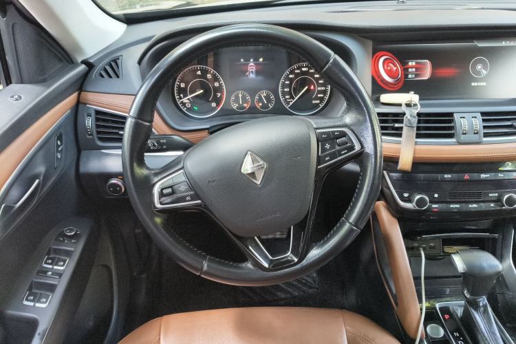 Used BORGWARD BX7 2016 28T Two-Wheel Drive Luxury Version 5 Seats Steering Wheel