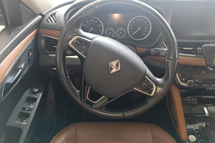Used BORGWARD BX7 2016 28T Two-Wheel Drive Luxury Version 5 Seats Steering Wheel