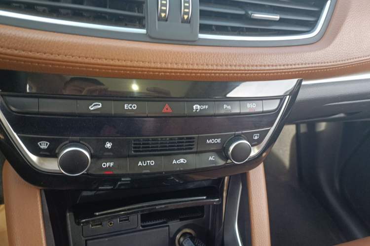 Used BORGWARD BX7 2016 28T Four-wheel Drive Luxury Edition 5 Seats Audio And AC Panel