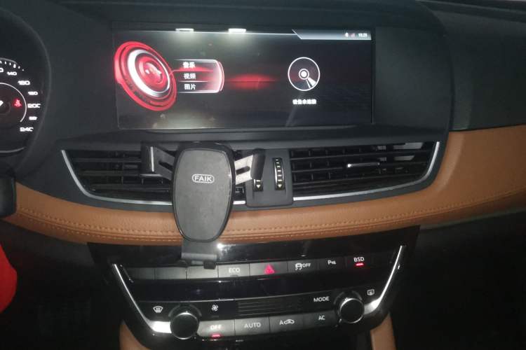 Used BORGWARD BX7 2016 28T Two-Wheel Drive Luxury Version 5 Seats Audio And AC Panel