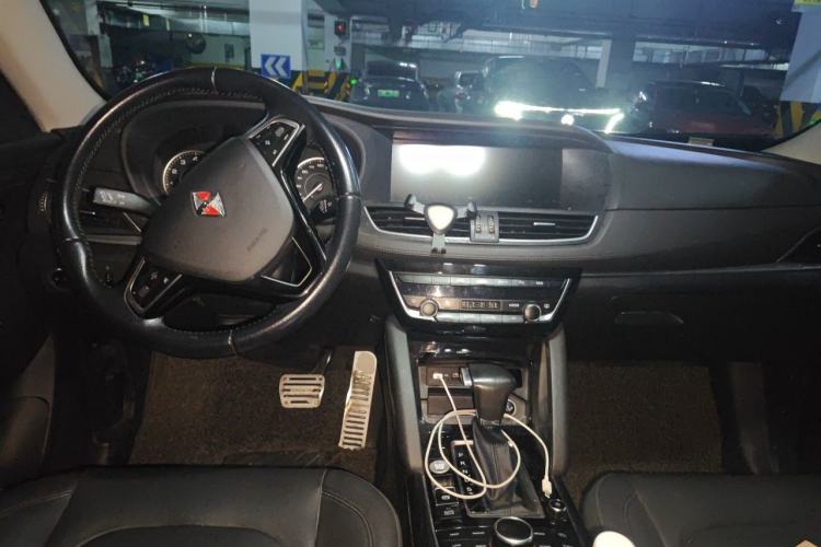 Used BORGWARD BX7 2016 28T Two-Wheel Drive Luxury Version 5 Seats Center Console
