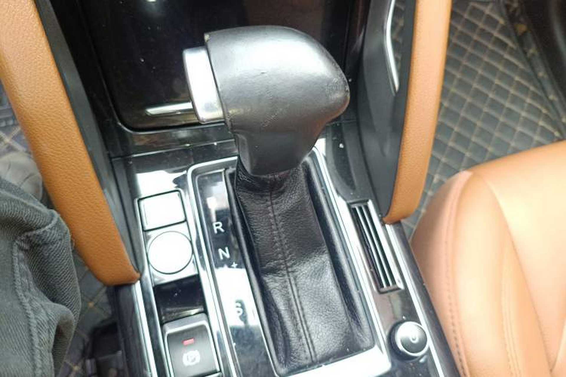 Used BORGWARD BX7 2016 28T Two-Wheel Drive Luxury Version 5 Seats Gear Lever