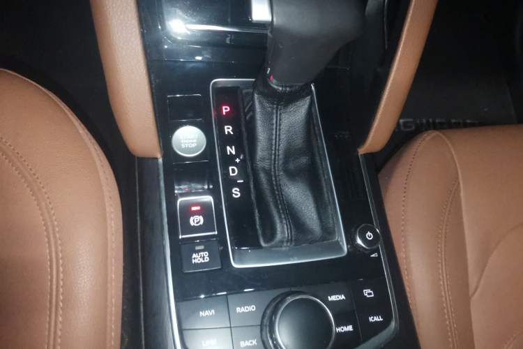Used BORGWARD BX7 2016 28T Two-Wheel Drive Luxury Version 5 Seats Gear Lever