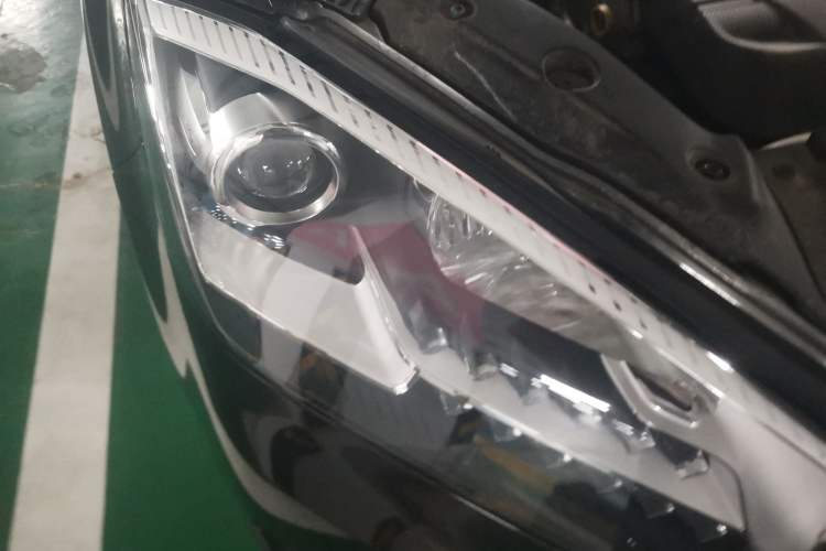 Used BORGWARD BX7 2016 28T Two-Wheel Drive Luxury Version 5 Seats Right Front Headlight