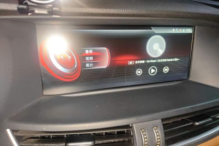 Used BORGWARD BX7 2016 28T Two-Wheel Drive Luxury Version 5 Seats Audio And AC Panel