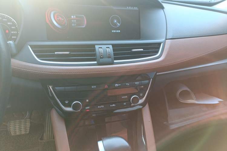 Used BORGWARD BX7 2016 28T Two-Wheel Drive Luxury Version 5 Seats Audio And AC Panel