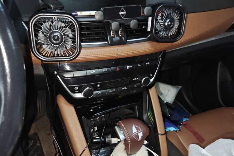 Used BORGWARD BX7 2016 28T Four-wheel Drive Luxury Edition 5 Seats Audio And AC Panel