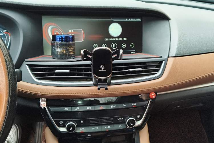 Used BORGWARD BX7 2016 28T Two-Wheel Drive Luxury Version 5 Seats Audio And AC Panel
