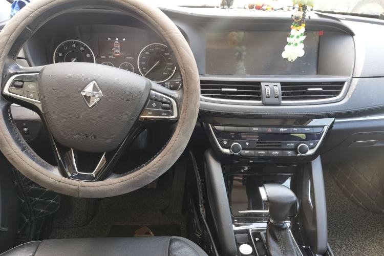 Used BORGWARD BX7 2016 28T Two-Wheel Drive Luxury Version 5 Seats Center Console