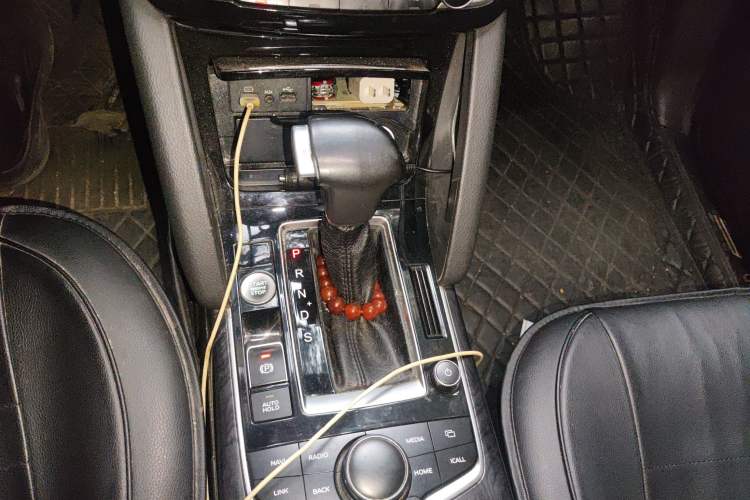 Used BORGWARD BX7 2016 28T Two-Wheel Drive Luxury Version 5 Seats Gear Lever
