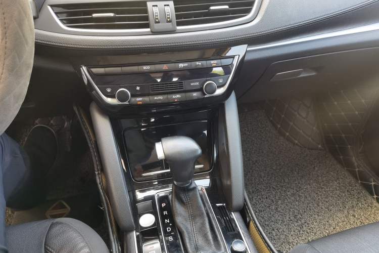 Used BORGWARD BX7 2016 28T Two-Wheel Drive Luxury Version 5 Seats Gear Lever