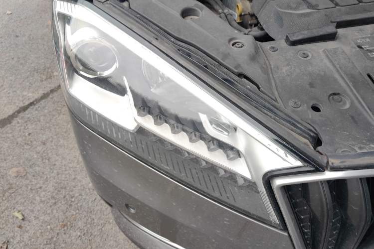 Used BORGWARD BX7 2016 28T Two-Wheel Drive Luxury Version 5 Seats Right Front Headlight