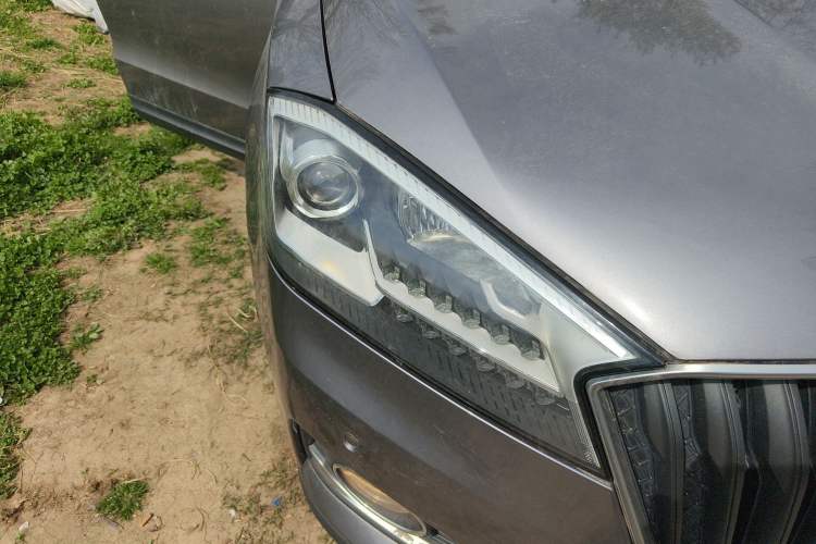 Used BORGWARD BX7 2016 28T Two-Wheel Drive Luxury Version 5 Seats Right Front Headlight