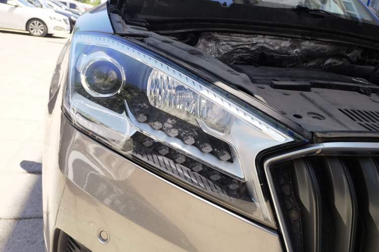 Used BORGWARD BX7 2016 28T Two-Wheel Drive Luxury Version 5 Seats Right Front Headlight