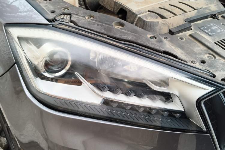 Used BORGWARD BX7 2016 28T Two-Wheel Drive Luxury Version 5 Seats Right Front Headlight